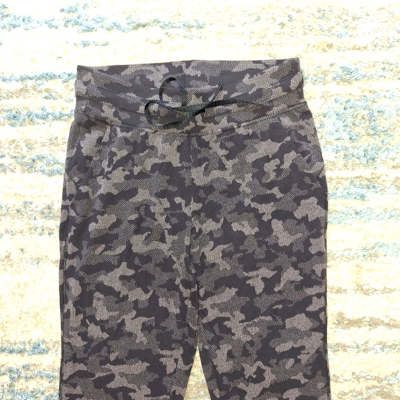 Lululemon Scuba High-Rise Jogger 7/8 Length Heritage 365 Camo Deep Coal Multi - Picture 2 of 11